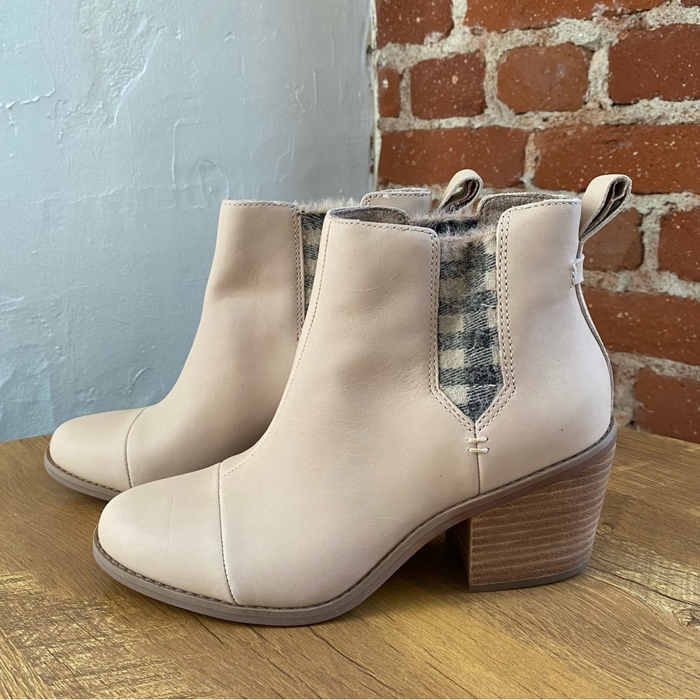 Toms Beige Ankle Boots with Patterned Accent Like New Size 6.5